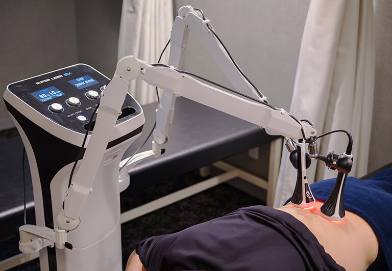 多様な医療機器を用いた専門医による総合的な痛みの治療